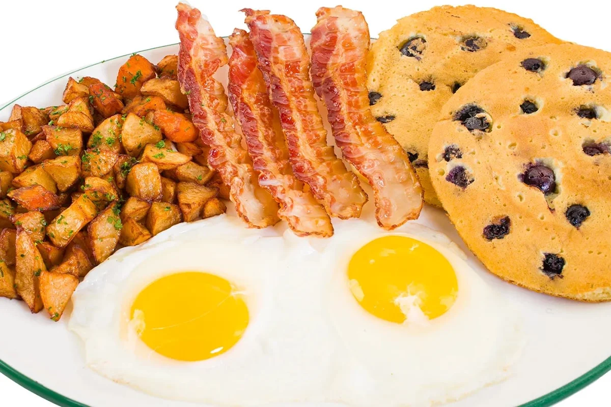 Œufs 2 Pancakes Aux Bleuets Et Bacon, Cora Déjeuners et dîners