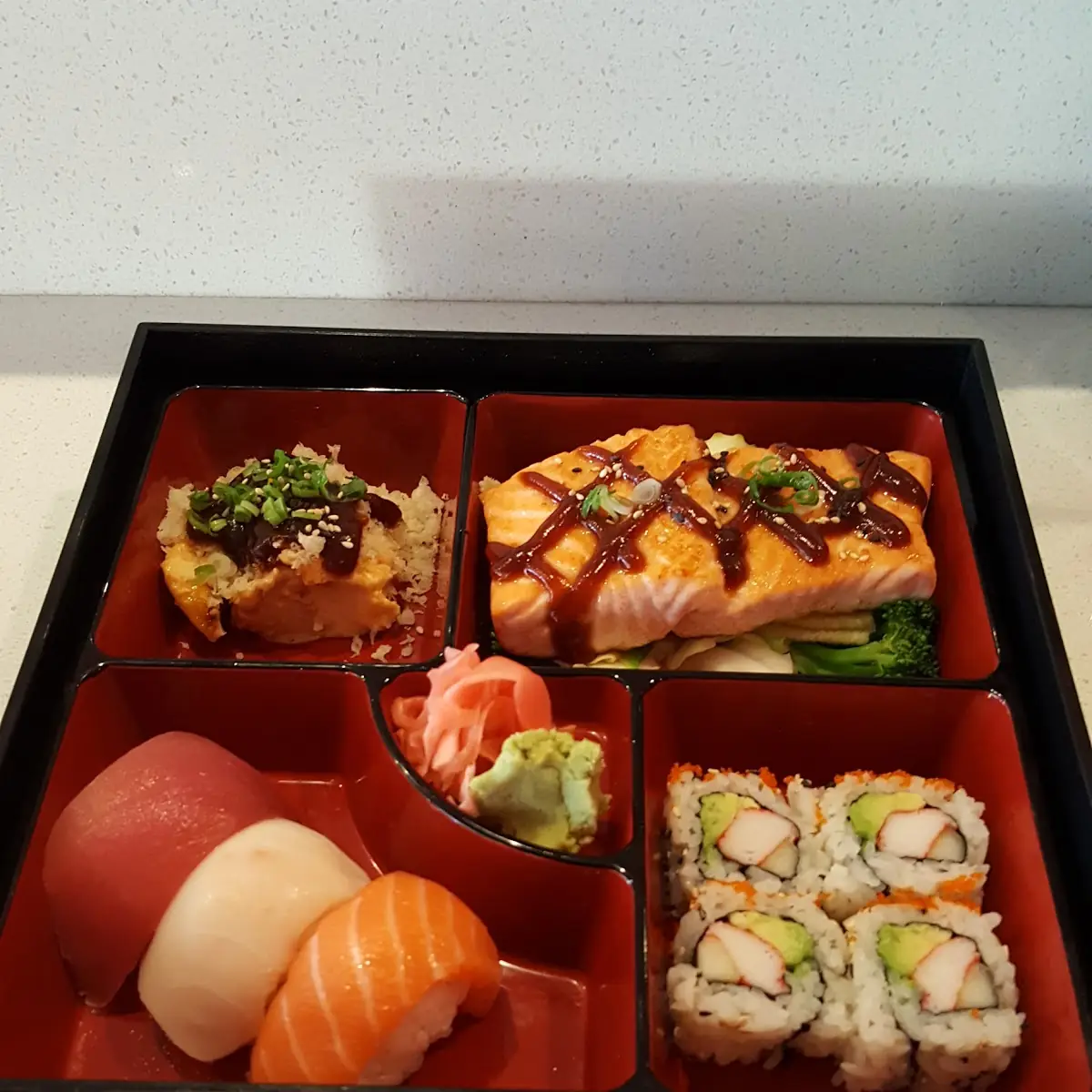 Bento Box 9 Fresh Salmon Roll