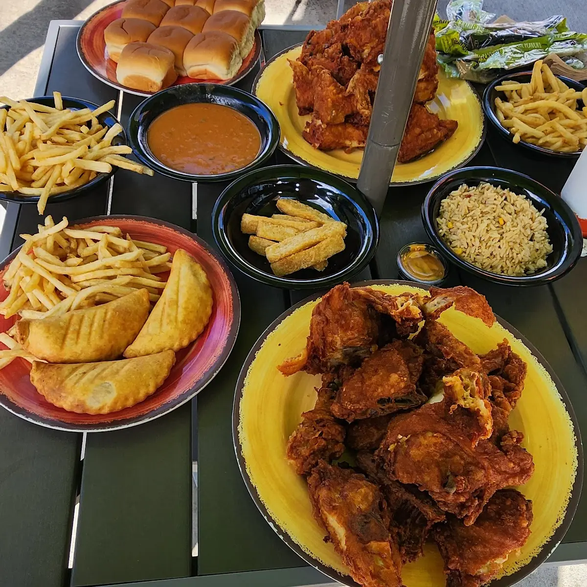 Pollo Frito Empanadas Papas De Yuca Papitas