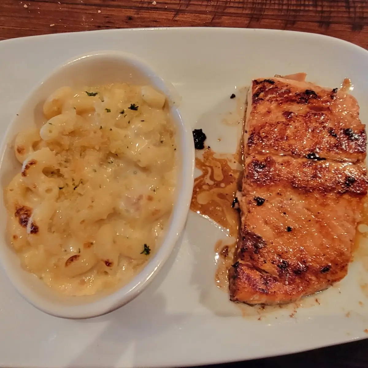 10oz Salmon with Mac & Cheese