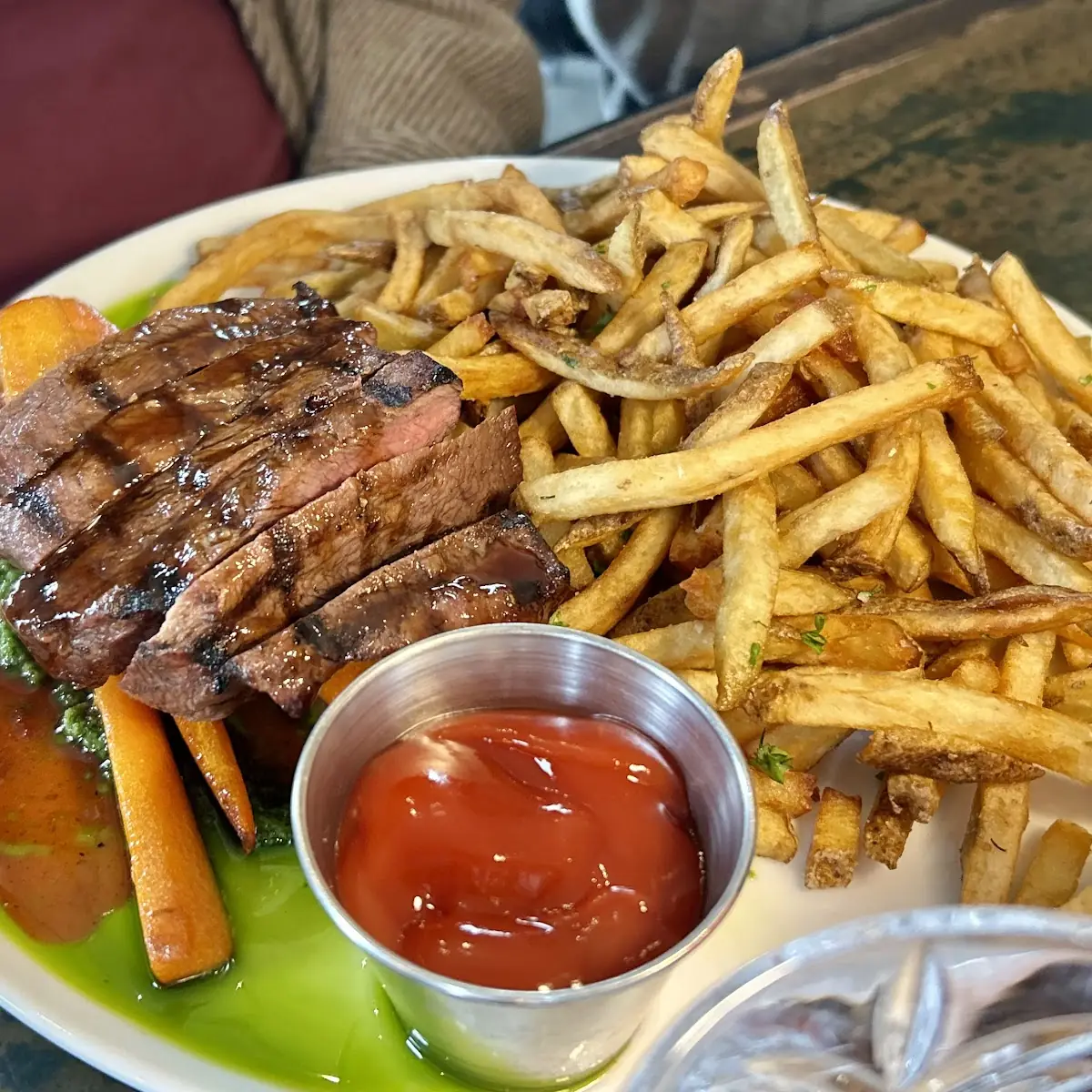 Flat Iron Steak Frites, Gladstone Commons