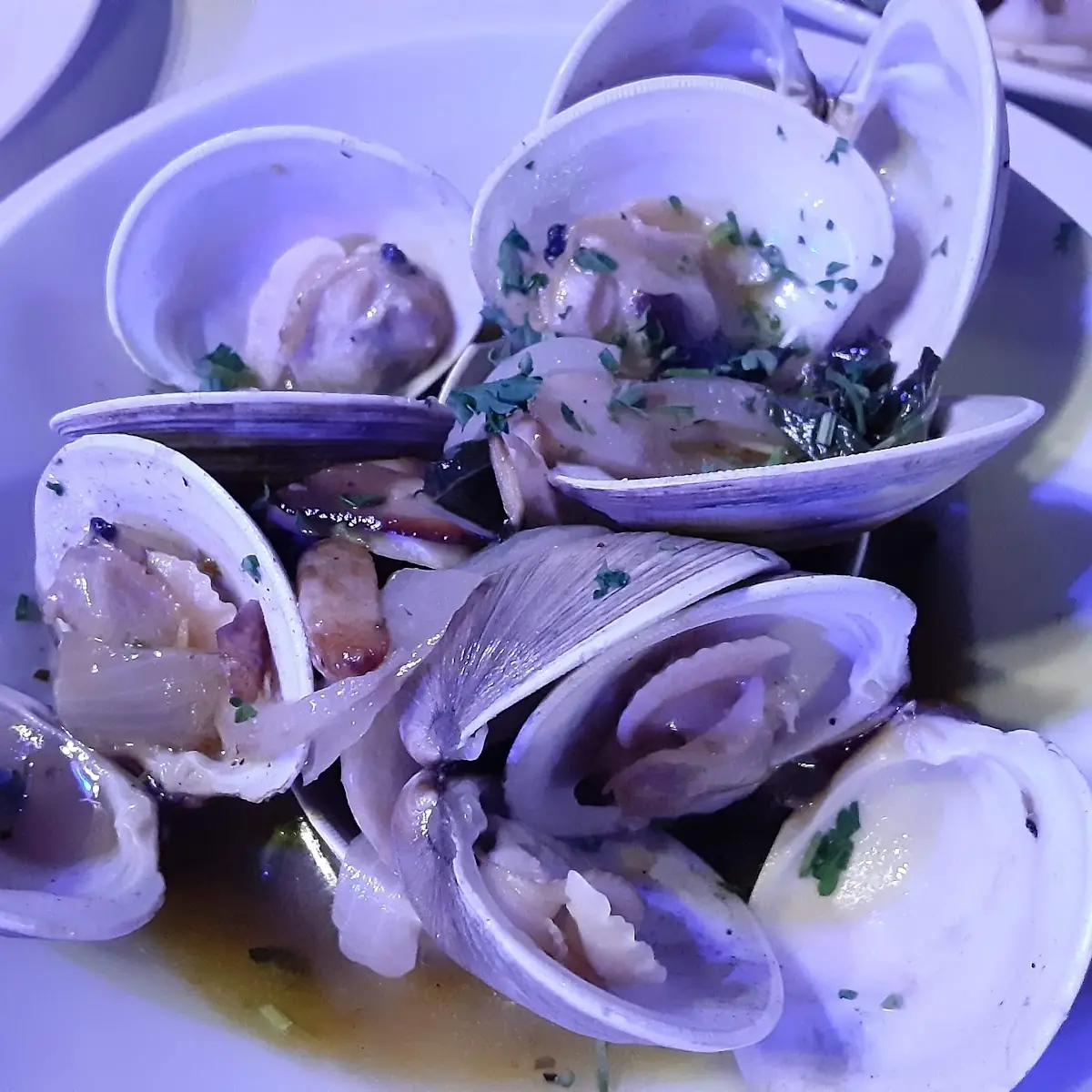 Steamed Clams with Garlic Sauce