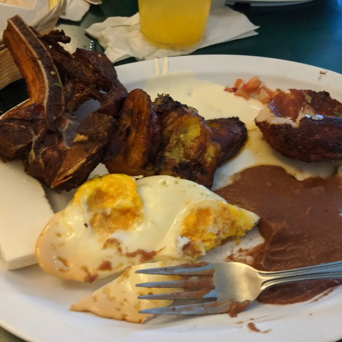 Desayuno Típico Con Chuleta Frita