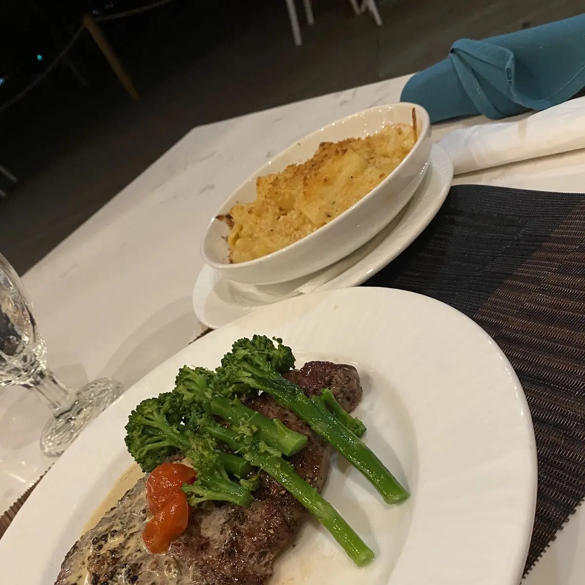 Filet Mignon Broccoli with Garlic Sauce