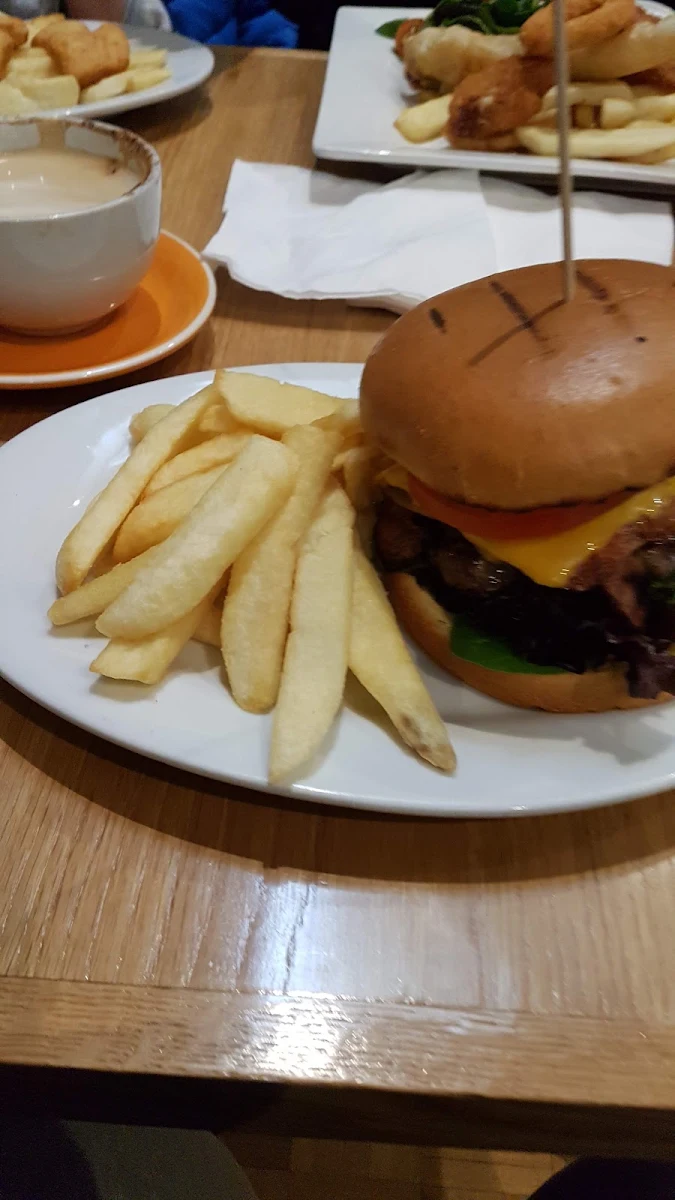Burger and Chips, Maldon Hotel