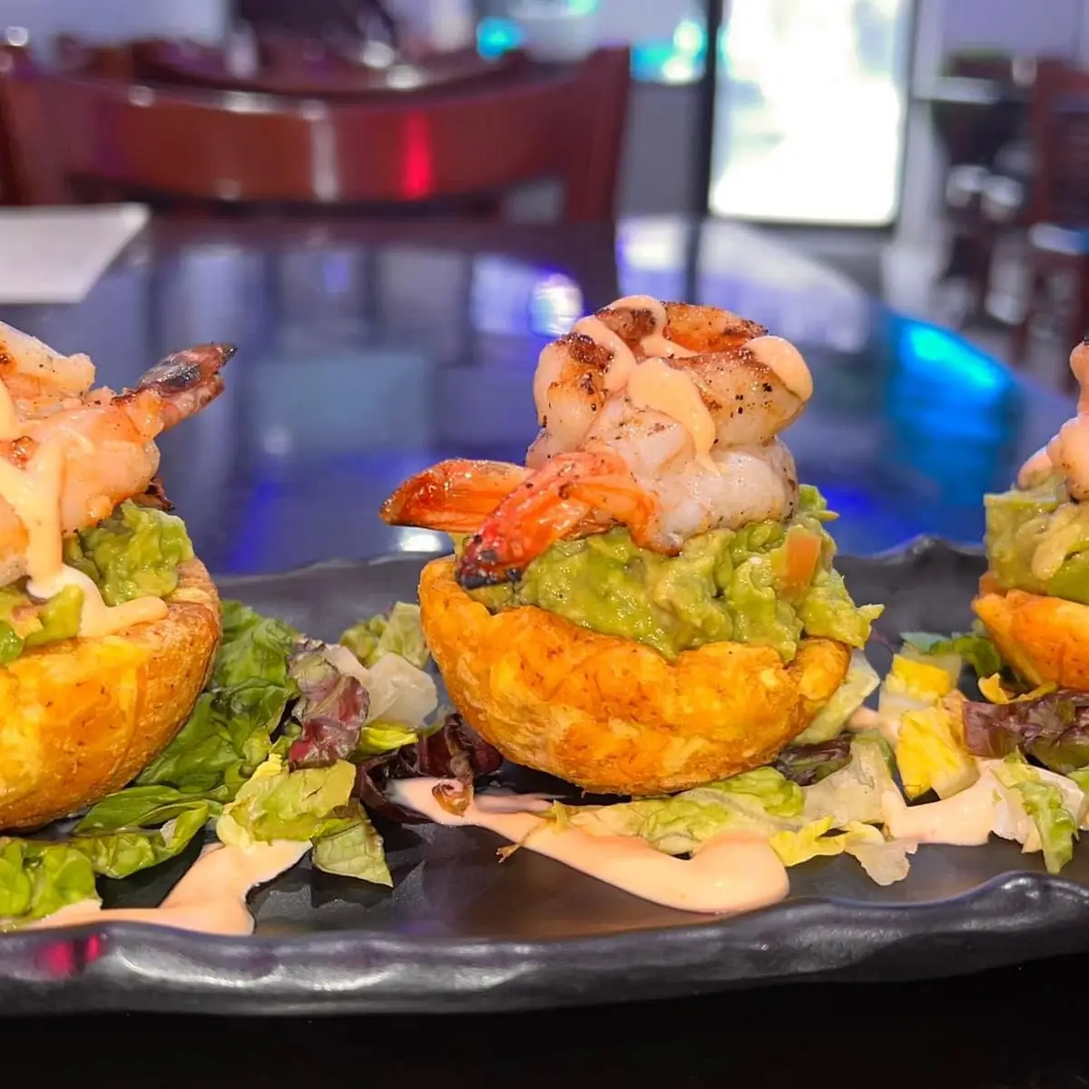 Tostones Rellenos De Guacamole Y Camarones