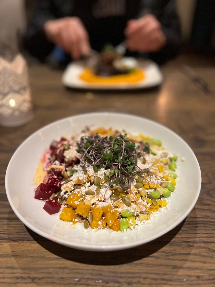 Three Sisters Bowl, Promenade Brasserie