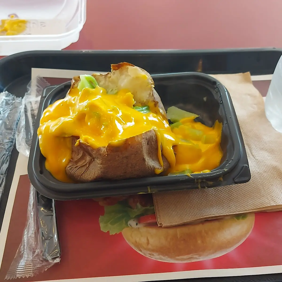 Papa Asada Con Brocoli Y Queso