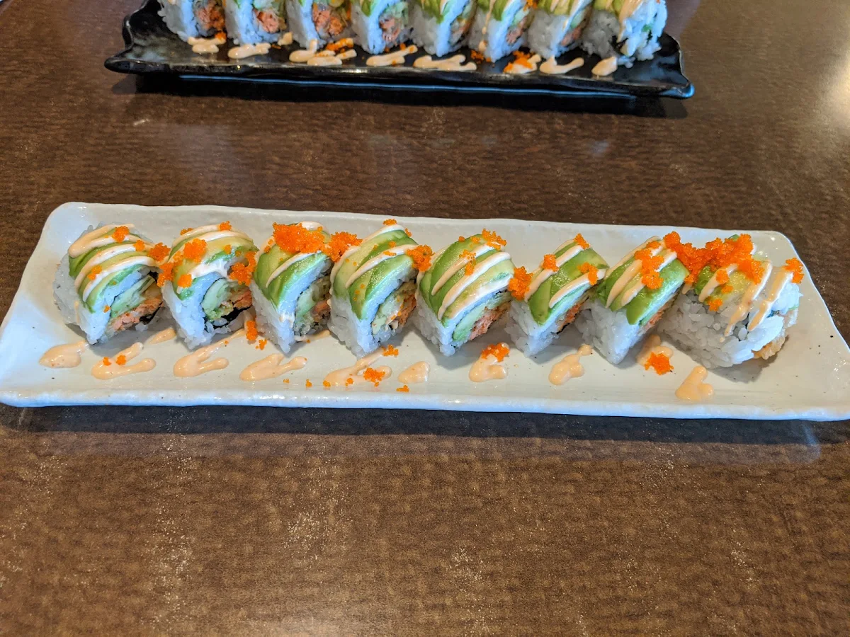 Combo A (8 pcs nigiri and 1 tuna roll)