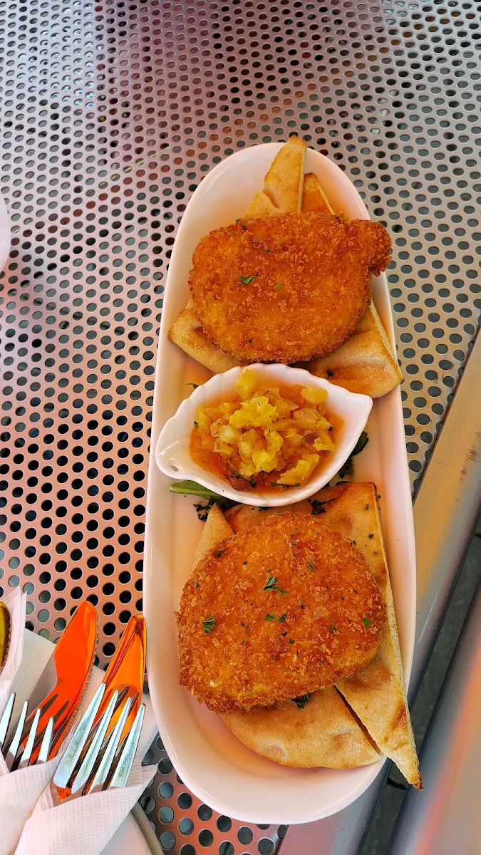 Highlights, Nineteen Restaurant & Patio