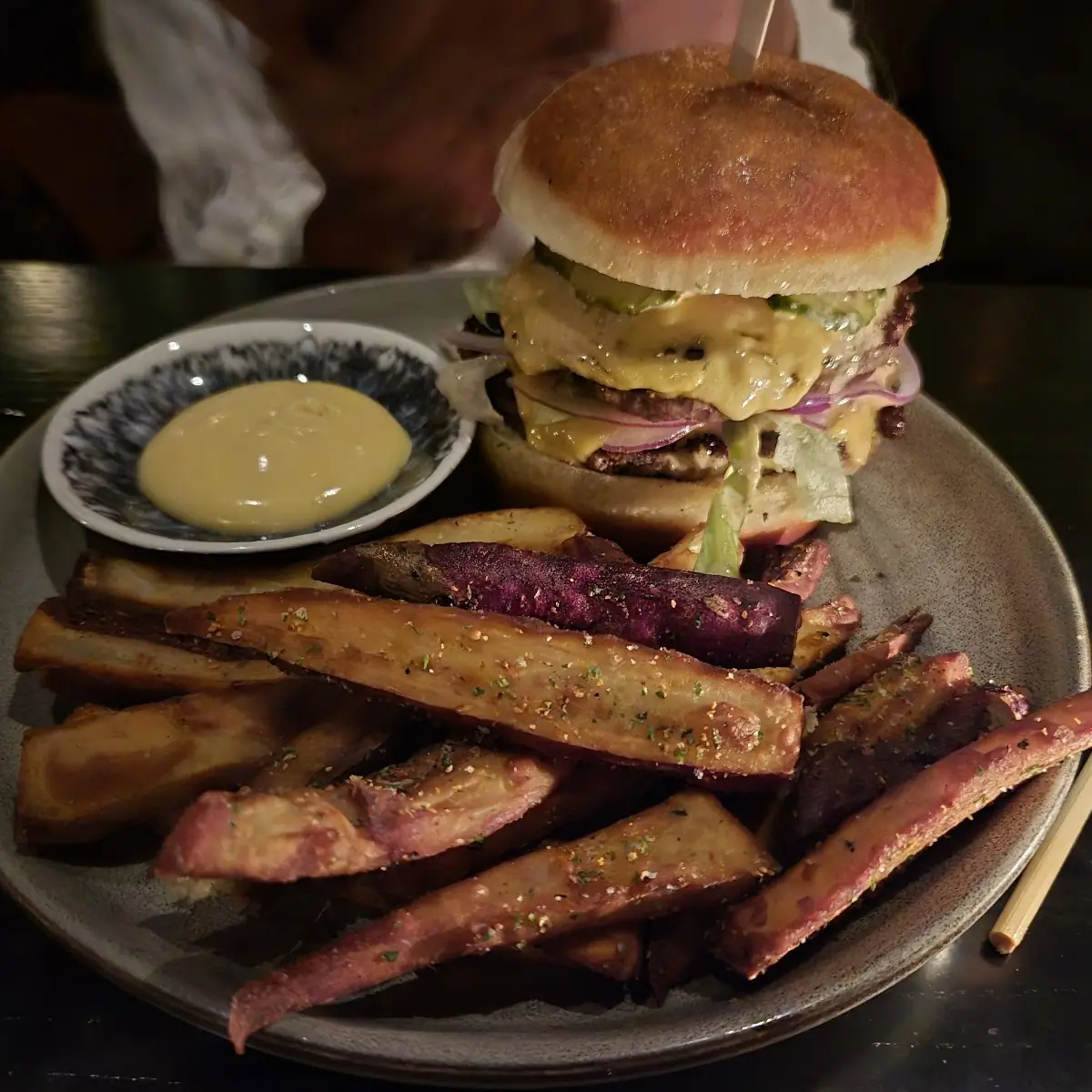 Momo Royale Burger