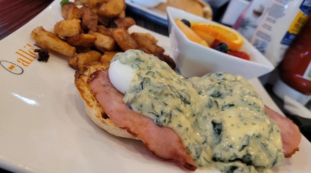 Deux œufs avec smoked meat / Two Eggs One and Smoked Meat