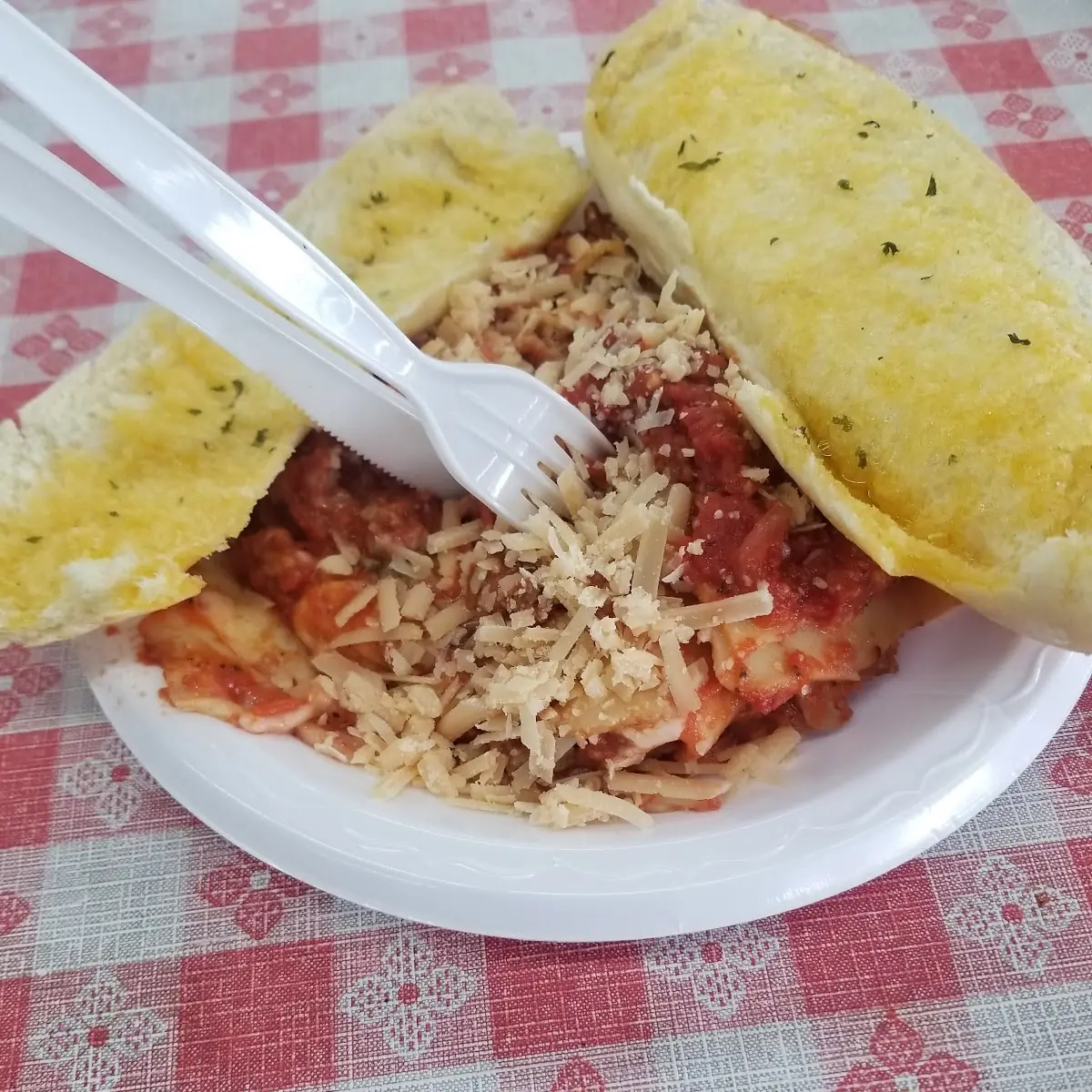 Lasagna w Garlic Bread