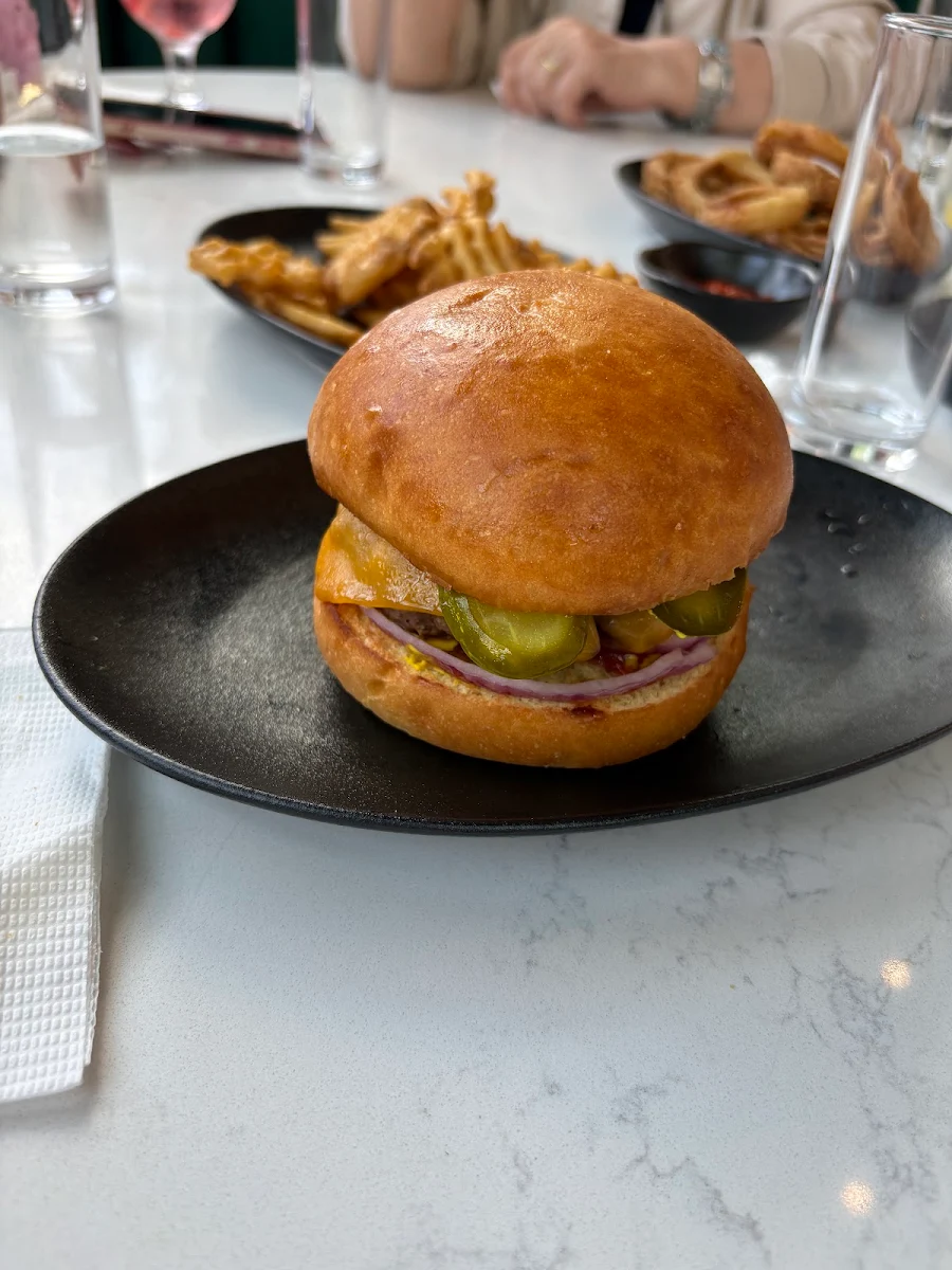 D-Luxe Classic Burger, D-Luxé Cafe & Lounge