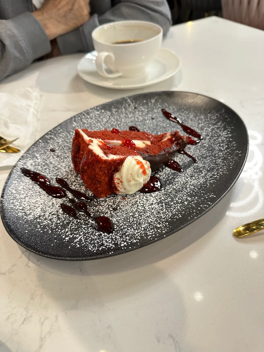 Highlights, D-Luxé Cafe & Lounge