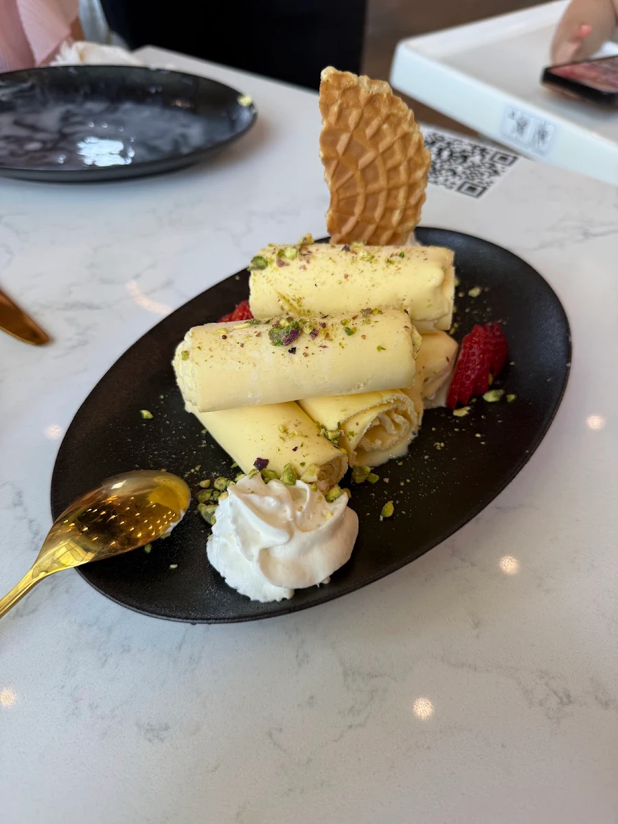 Highlights, D-Luxé Cafe & Lounge