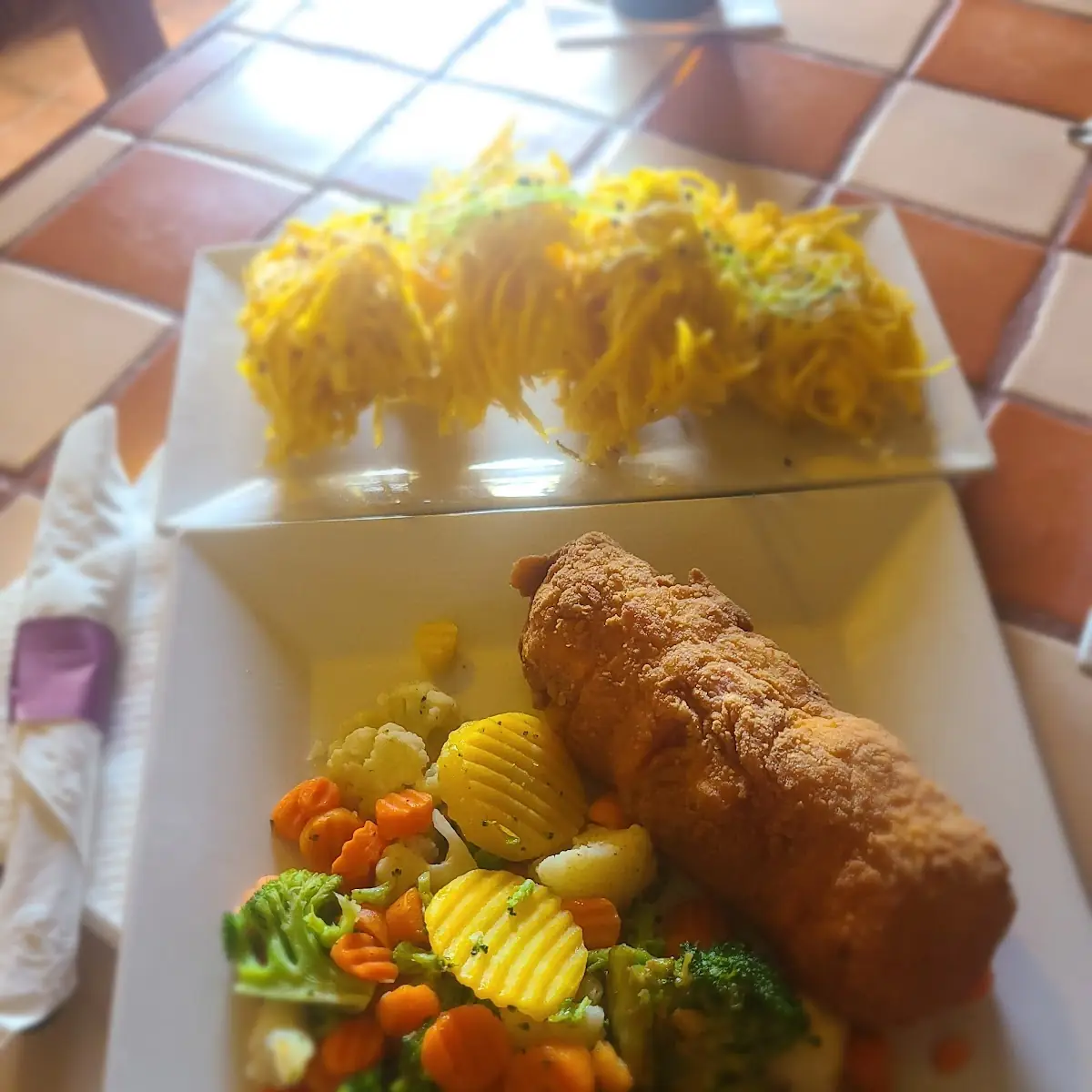 Pechuga Rellena Vegetales Y Arañitas