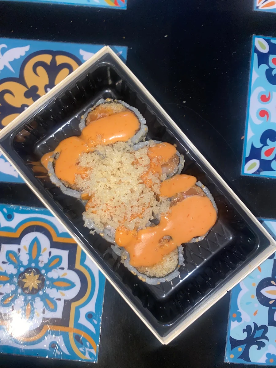 salmon roll (6pcs)