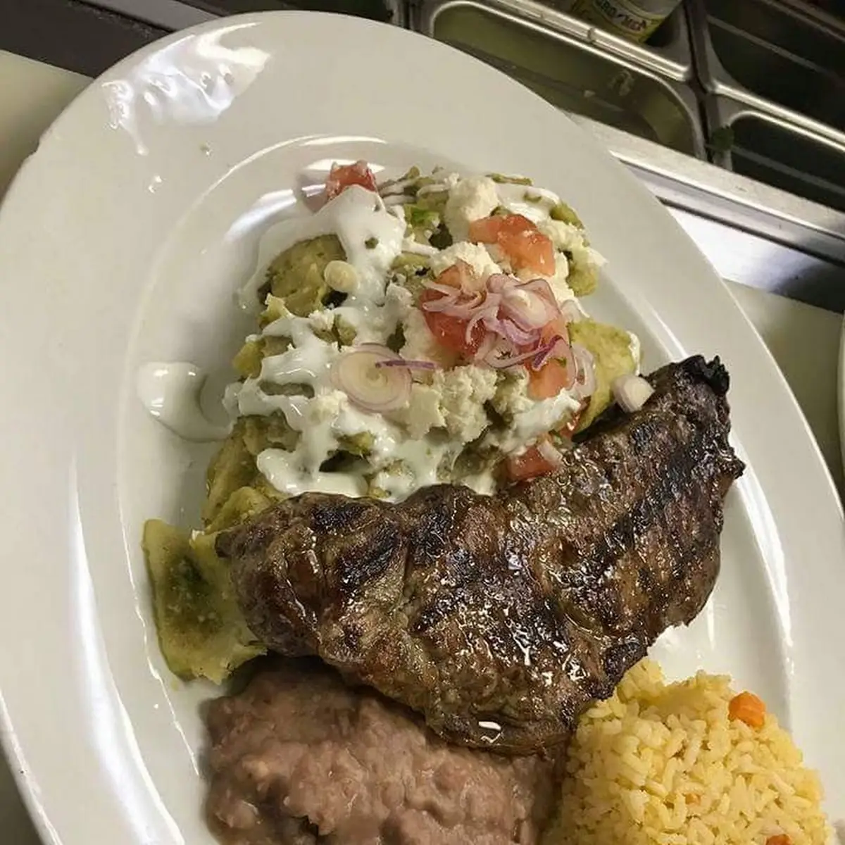 Chilaquiles Verdes Con Steak