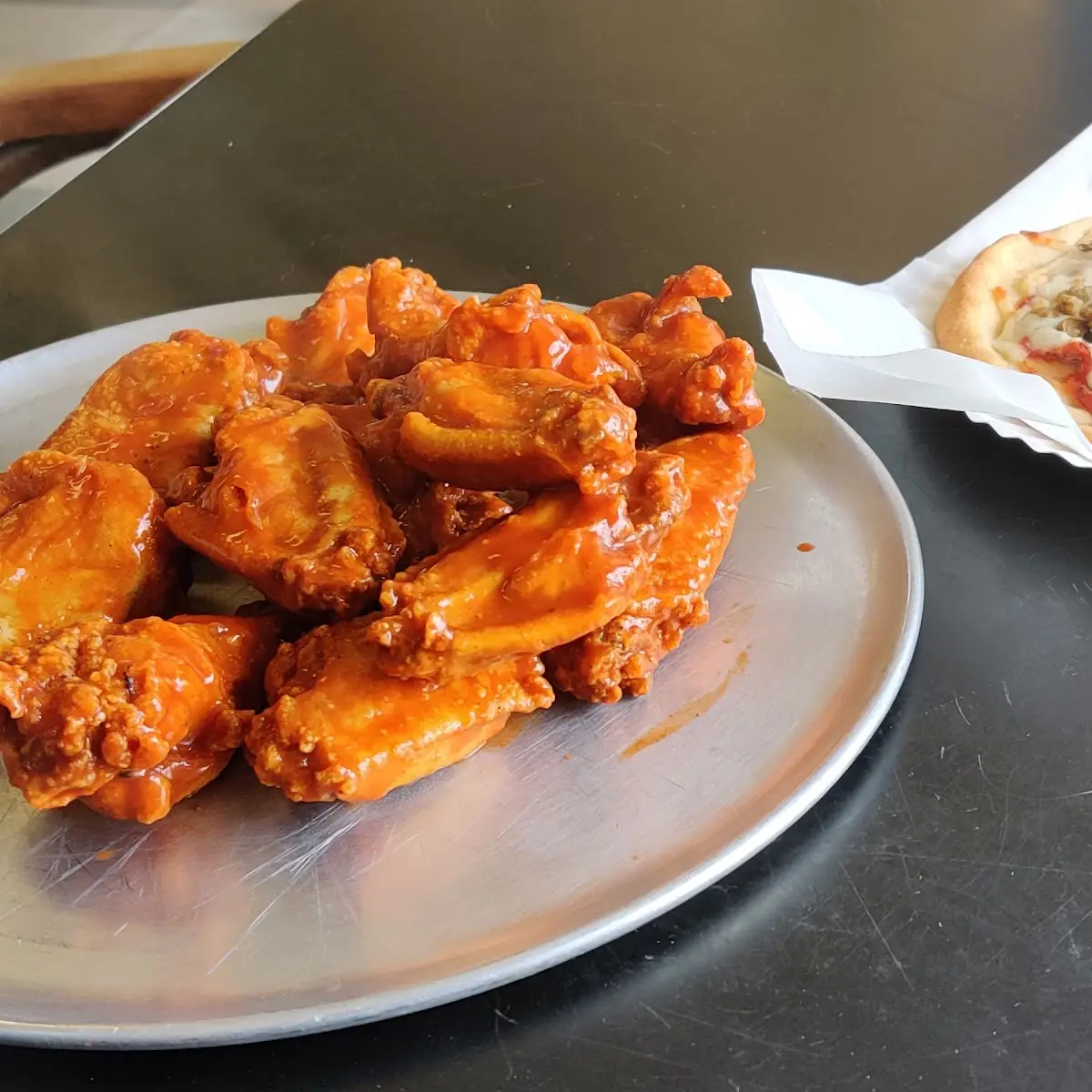 Buffalo Chicken Wings Pita Pizza