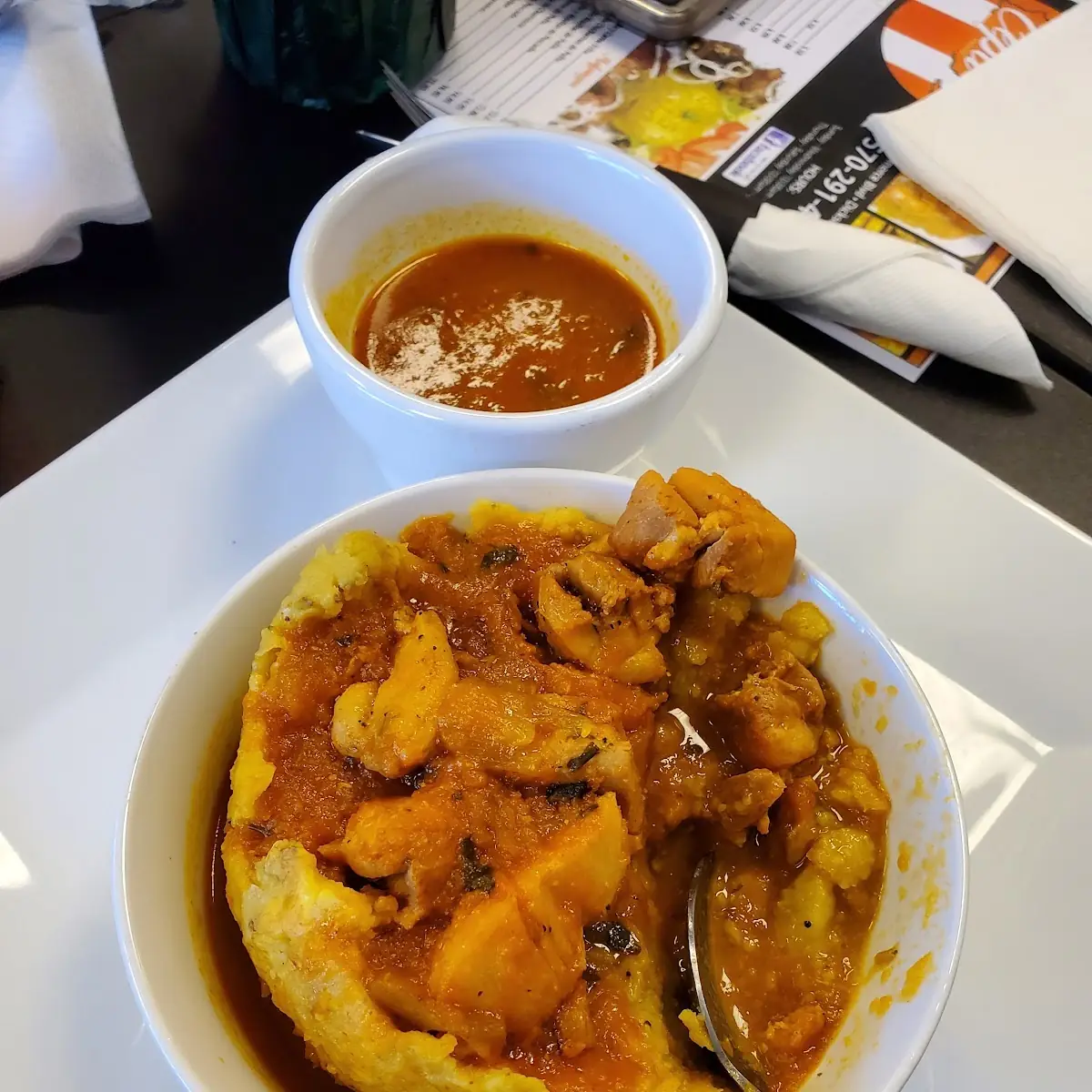 Mofongo Relleno de Pollo En Salsa Criolla