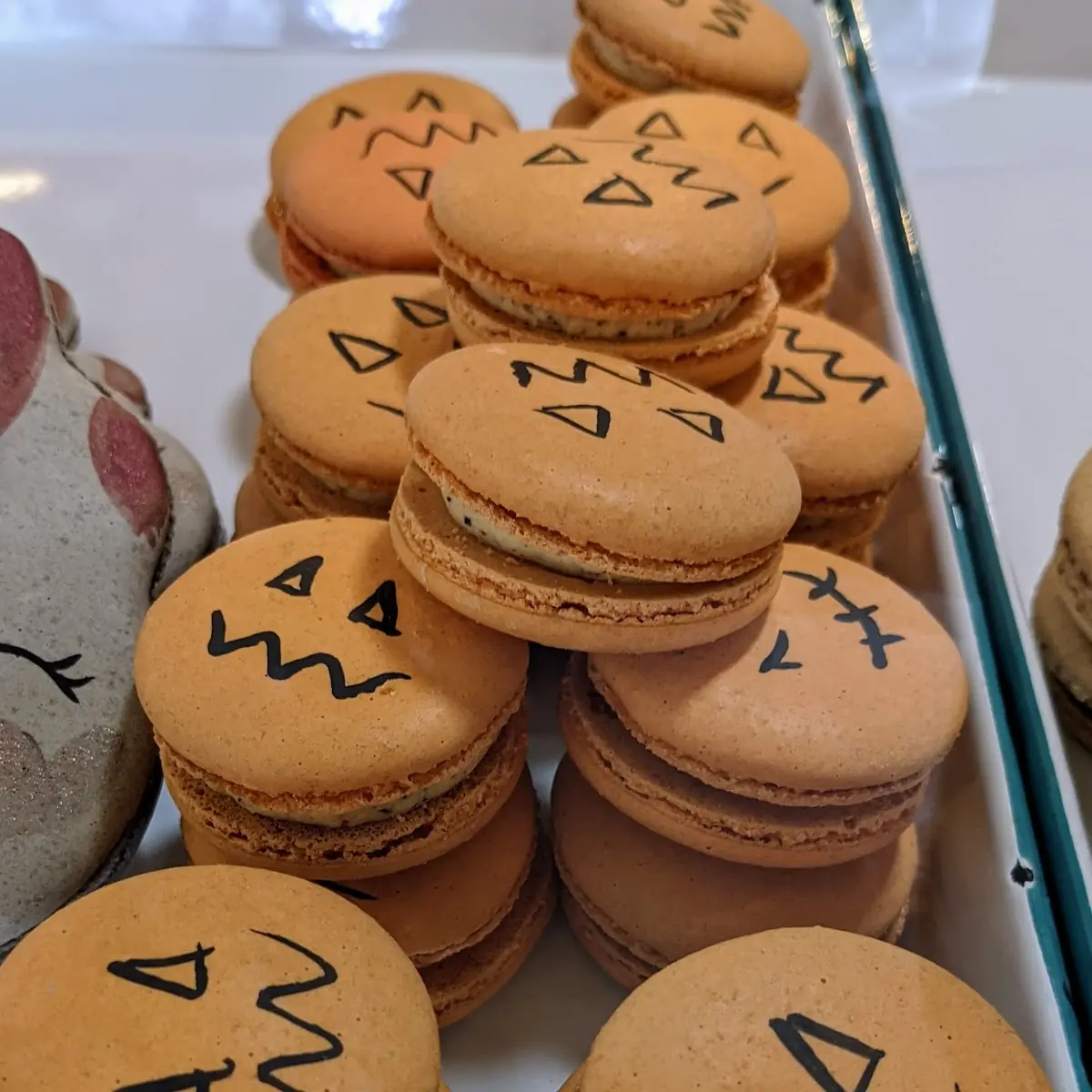 Pumpkin Spice White Choco-Latte Macaron