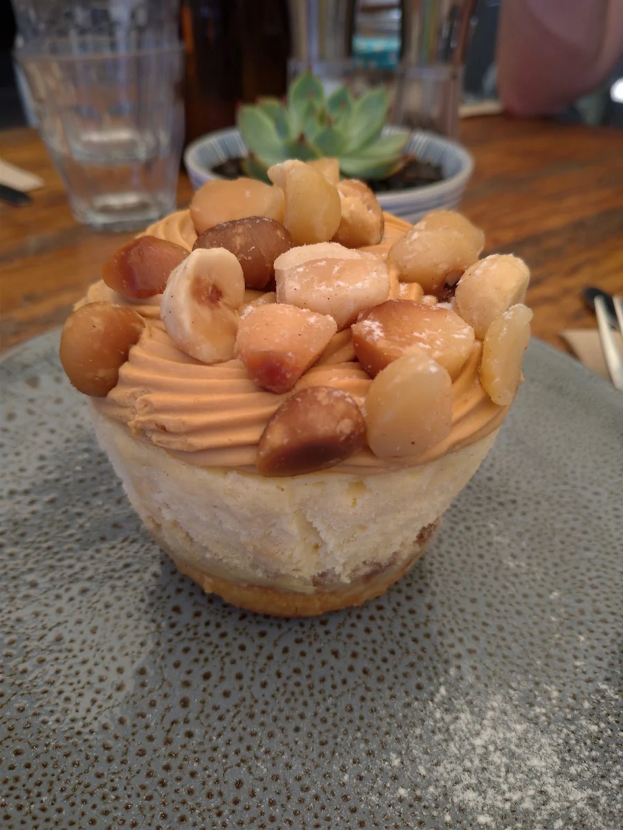 Macadania Caramel Cheesecake Slice