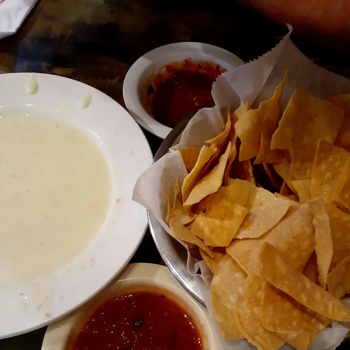 Chips Salsa an Cheese Dip
