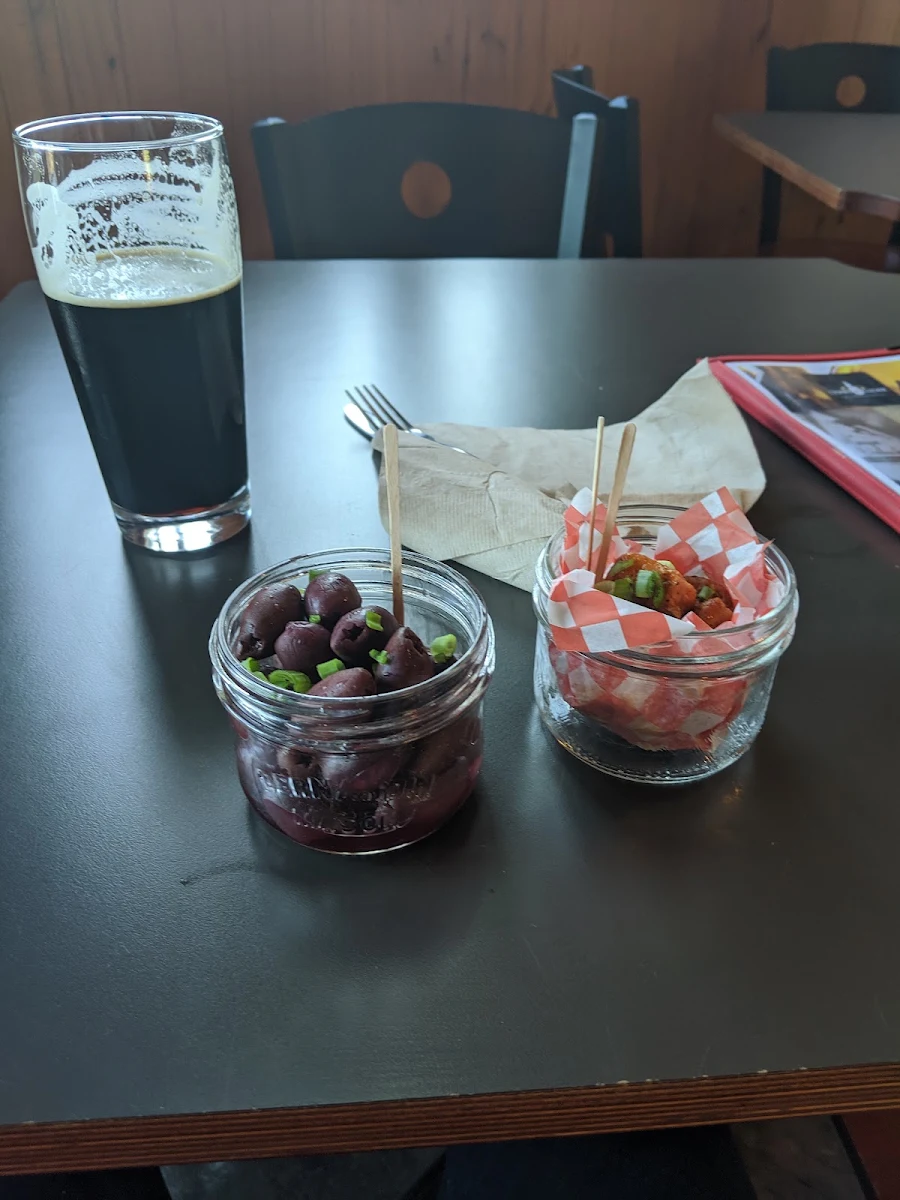 Olive Farcies Avec Tartare de Saumon Accompagné d'une Bonne Bière Noire la Coeur de Loup