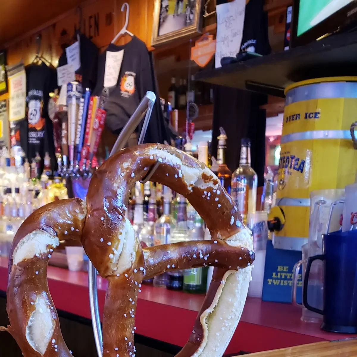 Bavarian Pretzel w Cheese Sauce