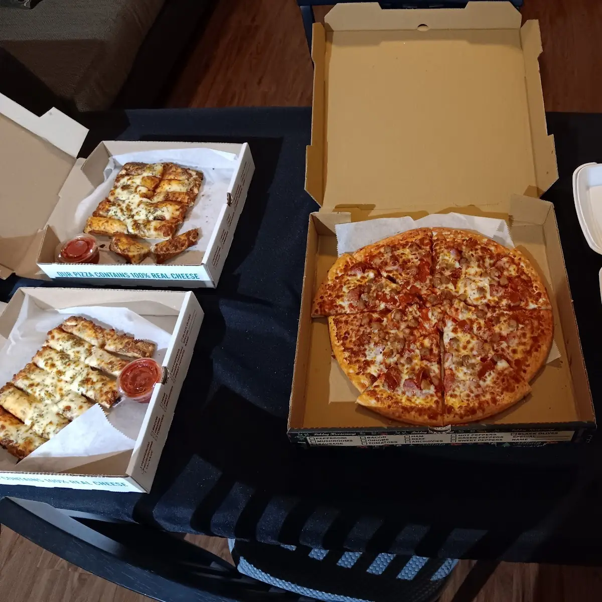 Meat Lovers Pizza Hot Wings & Cheesy Bread