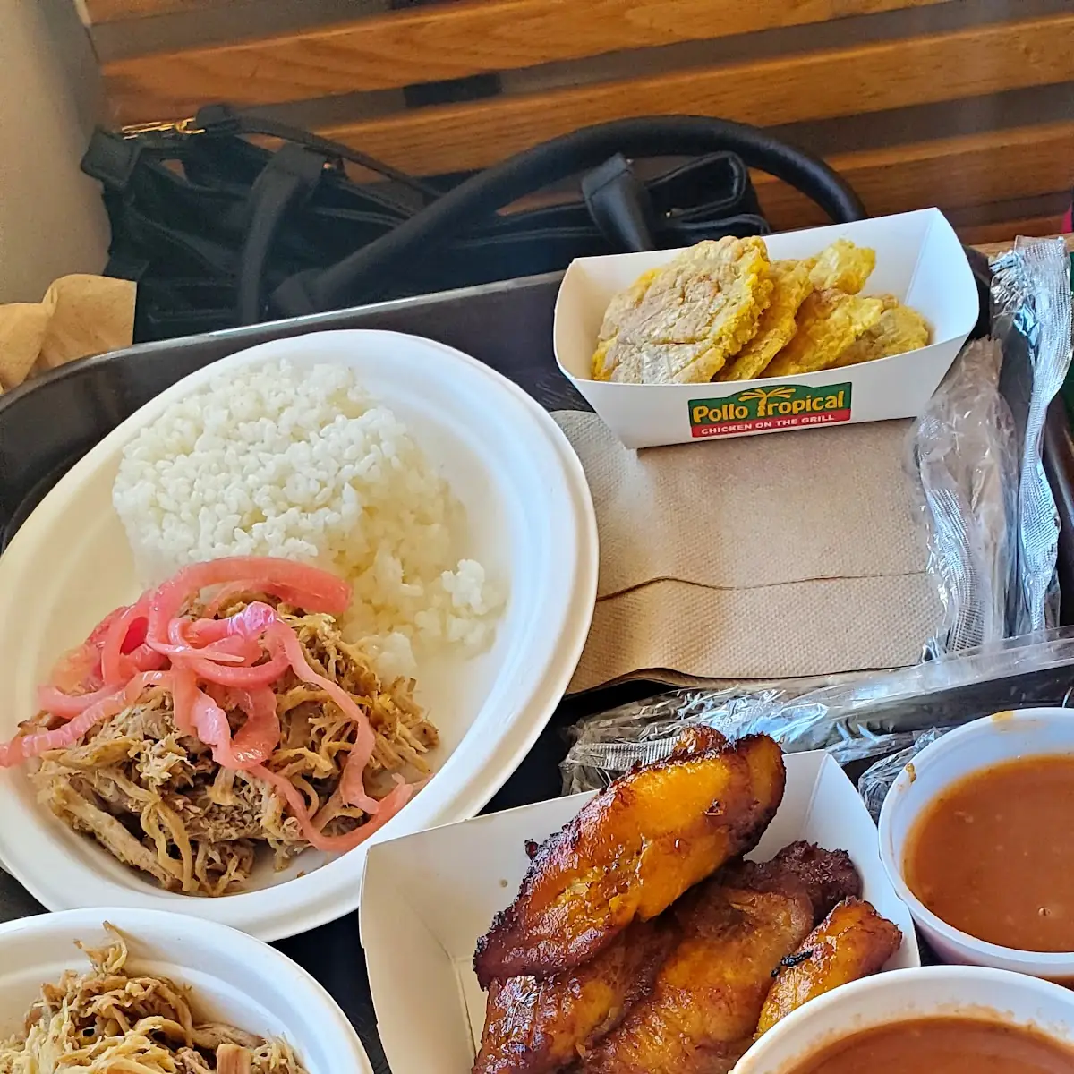 Combo de Arroz Habichuelas Pernil