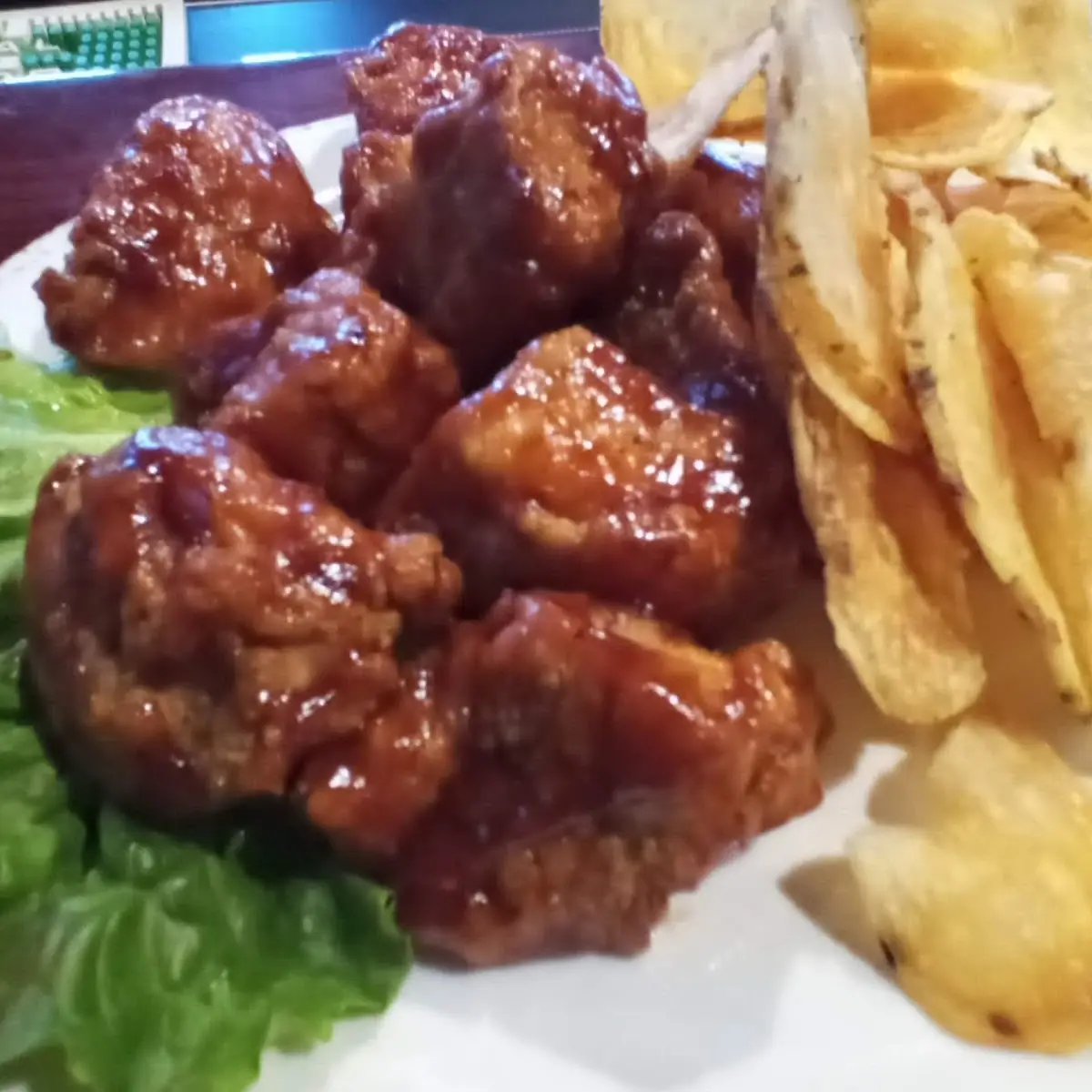 Barbecue Boneless Wings with Homestyle Chips