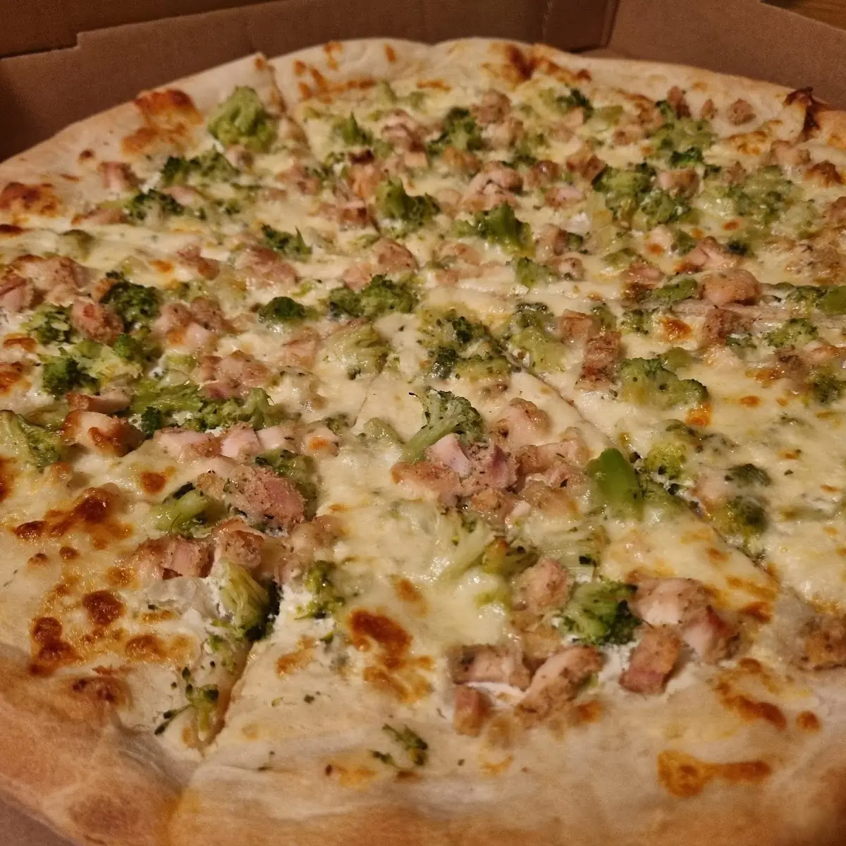 White Broccoli with Chicken Pizza