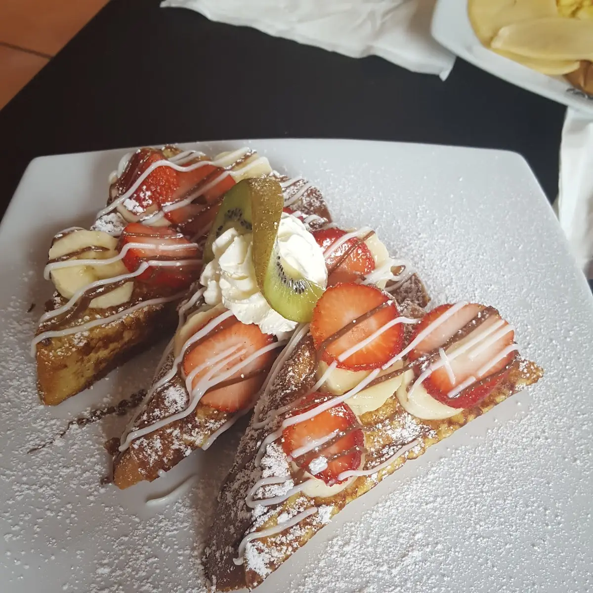Tostadas Francesas Con Frutas Y Nutella