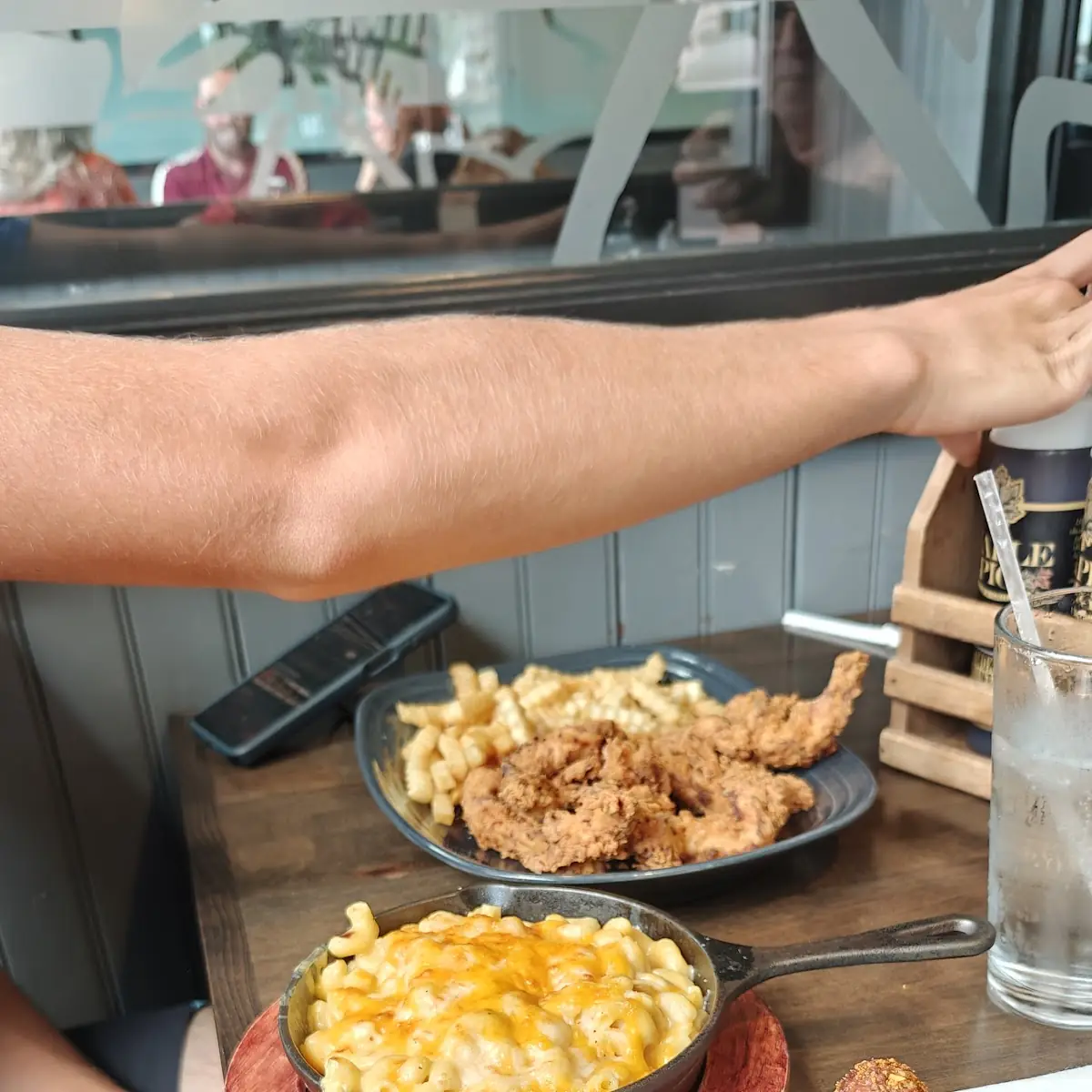 Chicken Wings with Mac and Cheese