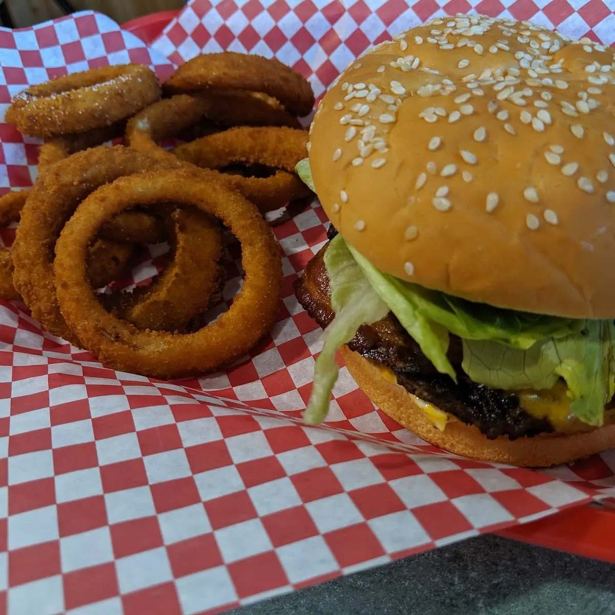 Cheeseburger with Onion Rings