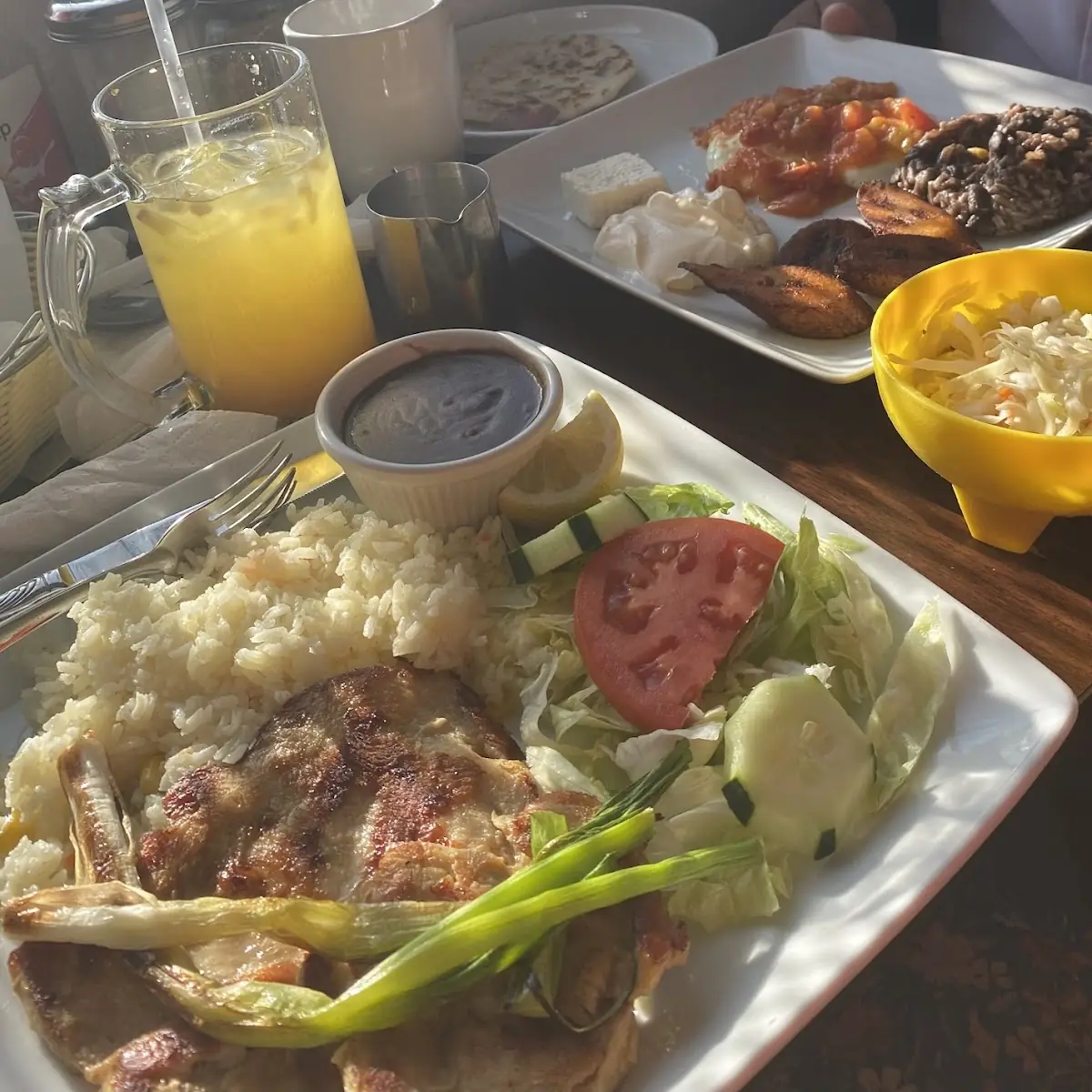 Pechuga De Pollo a Plancha Y Desayuno Típico