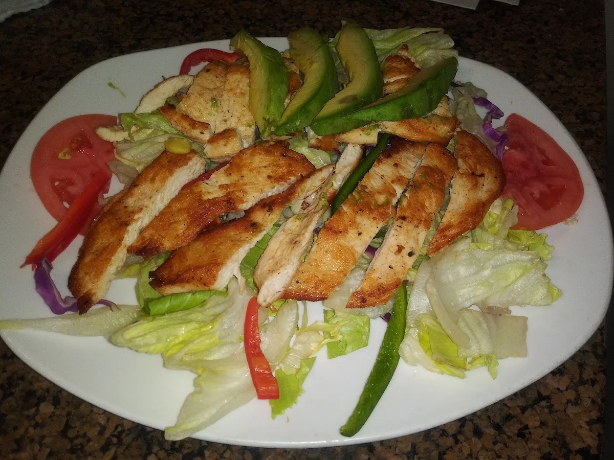Grilled Chicken Avocado Salad