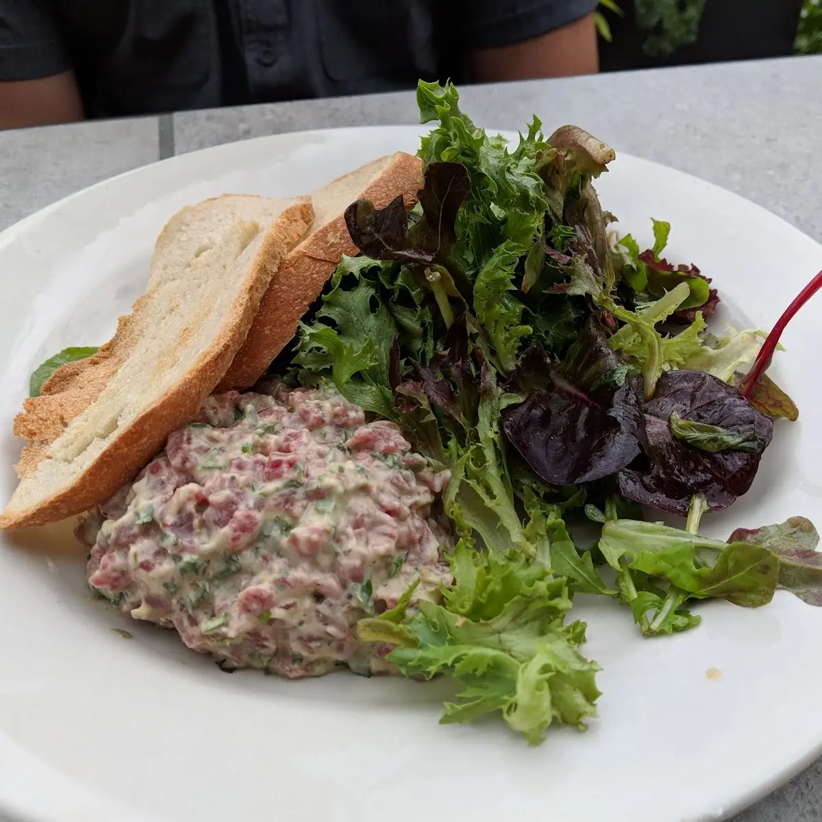 Beef Tartare Chips Naan Bread & Salad, Sutton Brouërie - Microbrasserie & Auberge