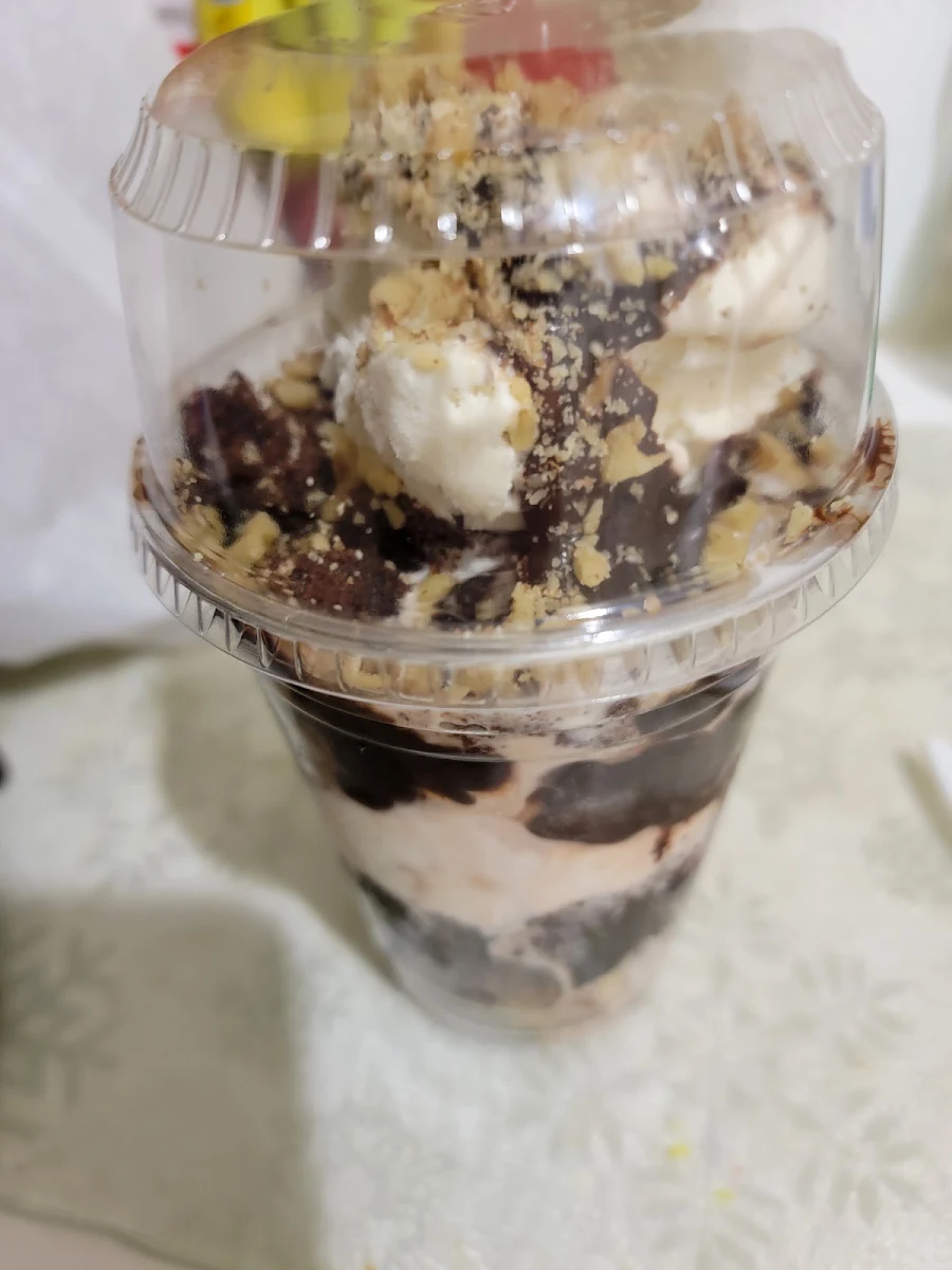 Hot Fudge Brownie Sundae