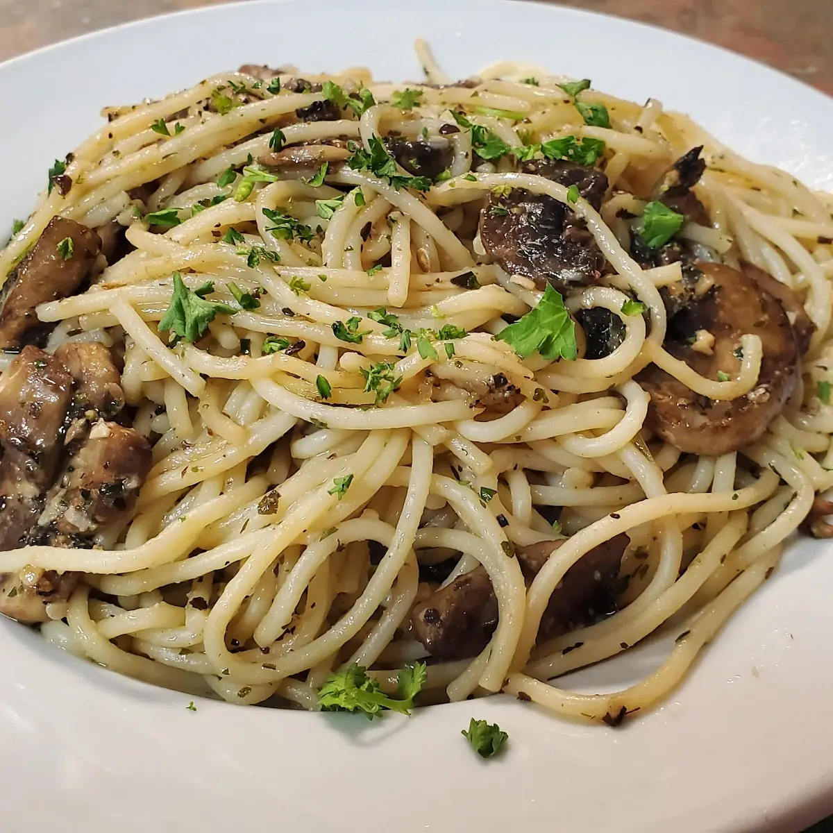 Spaghetti with Mushrooms and Garlic Sauce
