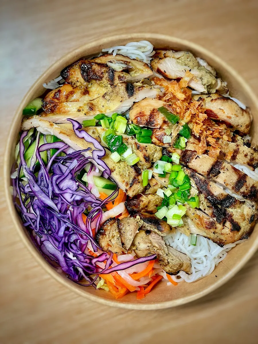 Bowl with Grilled Chicken, Vic & CO Cuisine Viêt