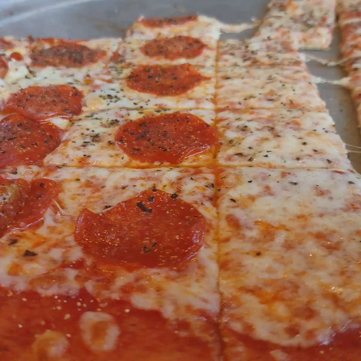 Thin Crust Pizza Peperoni