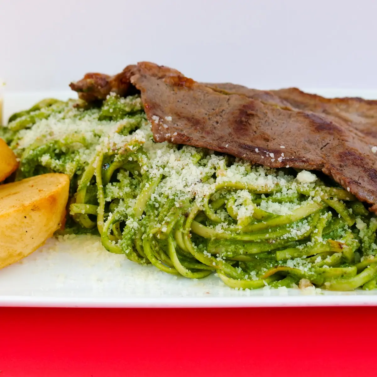 Tallarin Verde Con Bistec