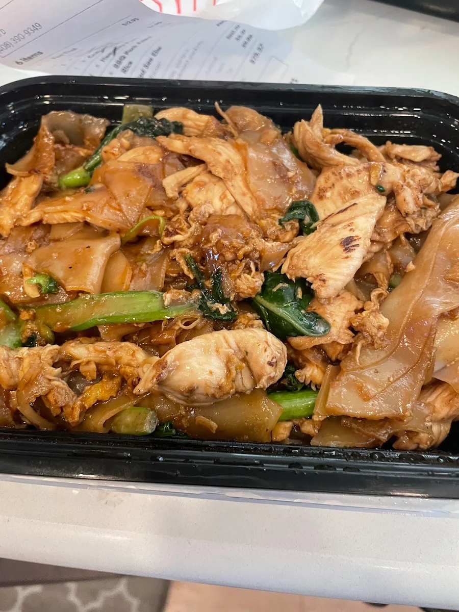 Rice Noodles with Chicken and Broccoli