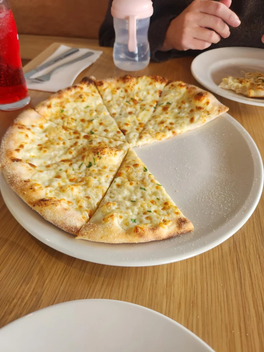 Cheesy Garlic Pizza, The Pavilion at Kalkallo