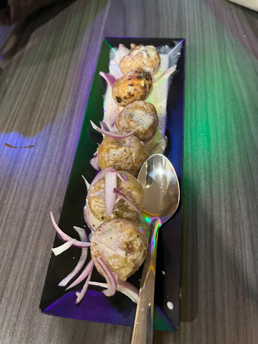 Afghani Chicken Momo, Les Momos