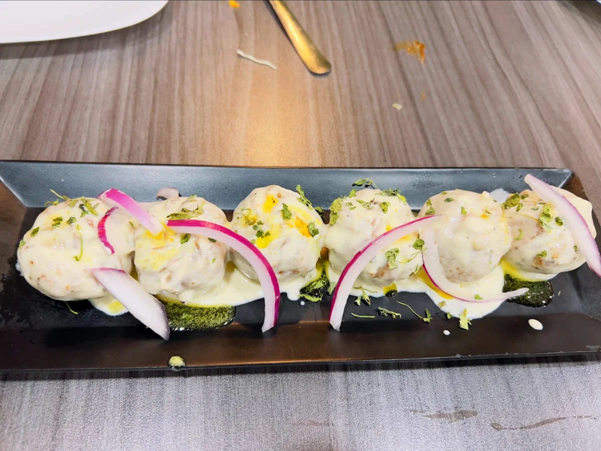 Afghani Momo, Les Momos