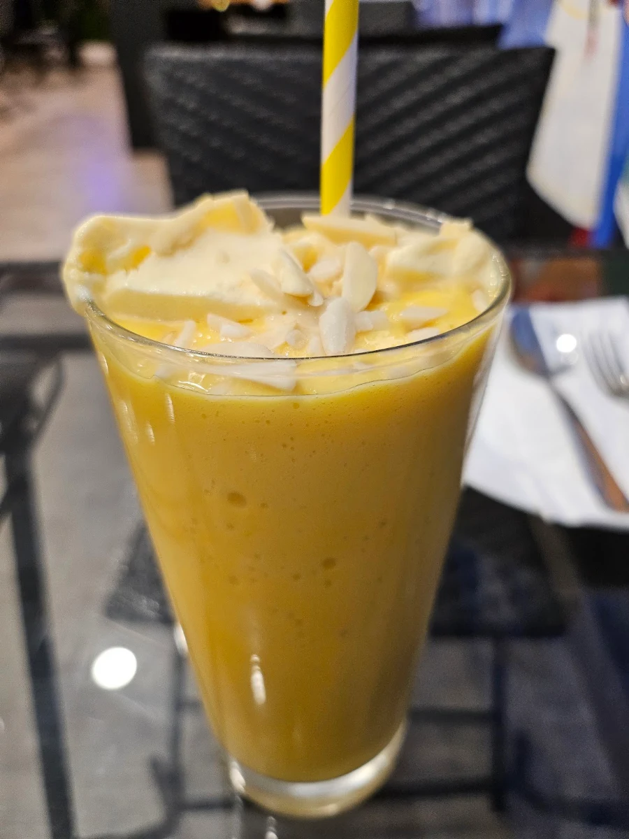 Mango Shake, Les Momos